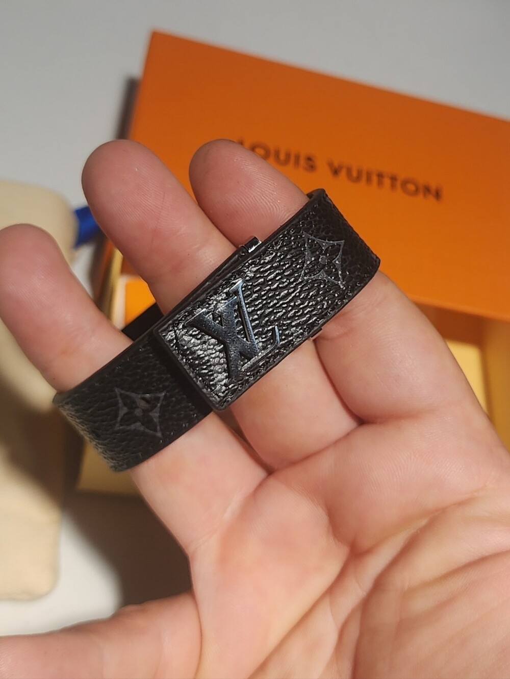 Louis Vuitton Black Leather LV Logo slim Bracelet - Picture 7 of 9
